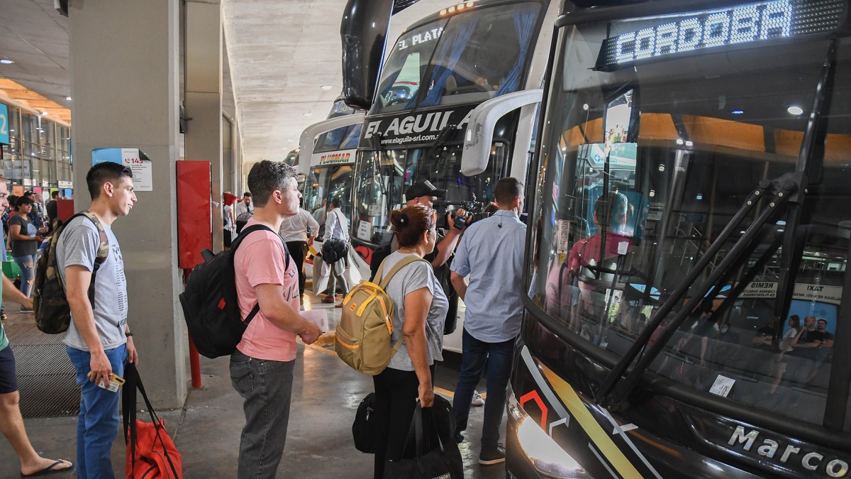 Casi un millón de personas se movilizaron por el país en transporte público